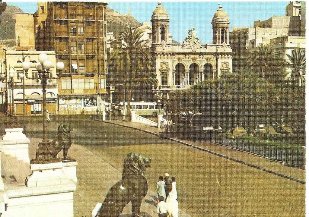 ORAN 004 L OPERA DEPUIS LA MAIRIE .JPG